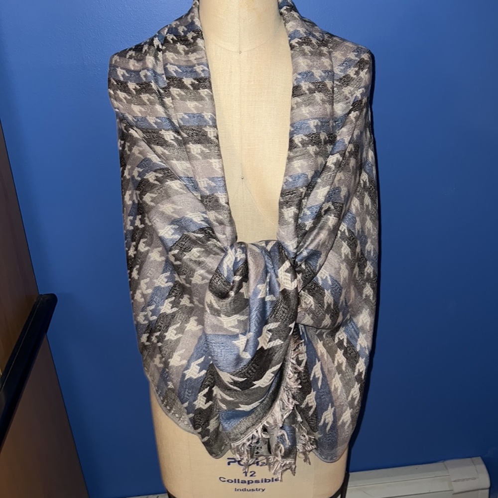 Pretty Eyeful Scarf/Wrap OS Blue Gray and Silver
